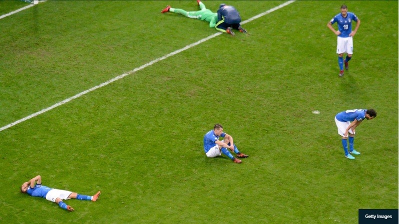Azzurri đổ gục xuống sân sau tiếng còi mãn cuộc. Ảnh: Goal.