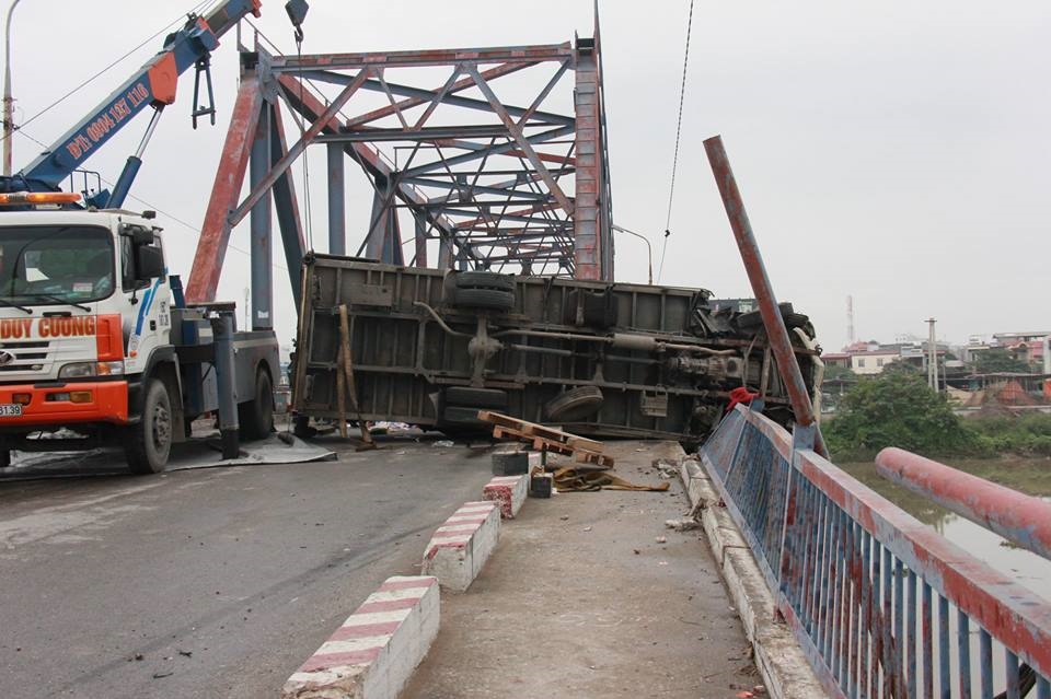 Chiếc xe tải bị lật trên cầu Rào (Hải Phòng)