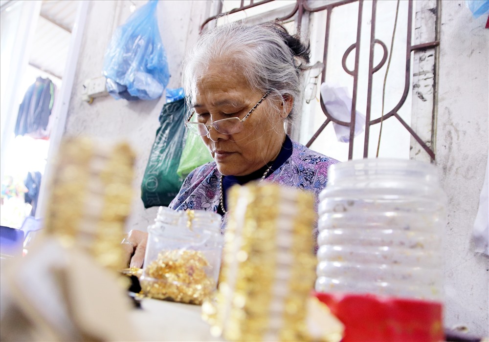 Cùng với các phụ nữ trong gia đình và người cùng làng đang tỷ mẩn xếp từng thếp vàng quỳ, bà Phạm Thị Ngọ, 72 tuổi vui vẻ tâm sự: ” Không nhớ làm nghề từ bao giờ nhưng ngay từ nhỏ tôi đã được ông, bà truyền nghề cho và làm đến tận bây giờ.Cái nghề này đòi hỏi nhiều công đoạn, phải tỷ mỷ, nhất là khâu cuối, khi gỡ vàng trả khách, người thợ phải làm việc trong phòng kín, đeo khẩu trang và ngồi trong màn vì chỉ cần thở mạnh những “bụi vàng” cũng sẽ bay đi. Tuy ngày công không cao nhưng nghề dát vàng quỳ đã tạo công ăn việc làm, giúp gia đình có thêm thu nhập để trang trải cuộc sống“.