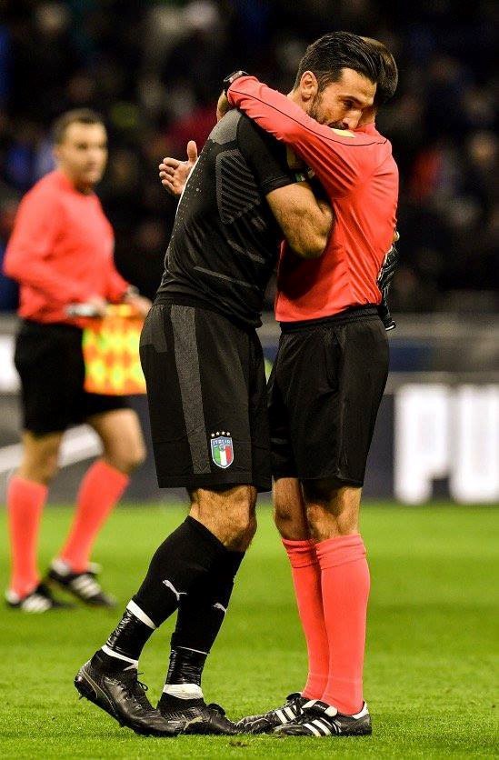 Buffon giã từ đội tuyển Ý. Ảnh: Getty
