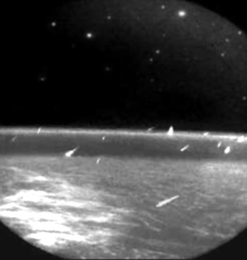 Mưa sao băng Leonids nhìn từ vũ trụ. Ảnh: Nasa
