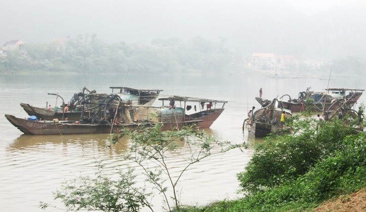 Khai thác cát trái phép trên sông Gianh tại khu vực xã Mai Hóa (huyện Tuyên Hóa). Ảnh: Lê Phi Long