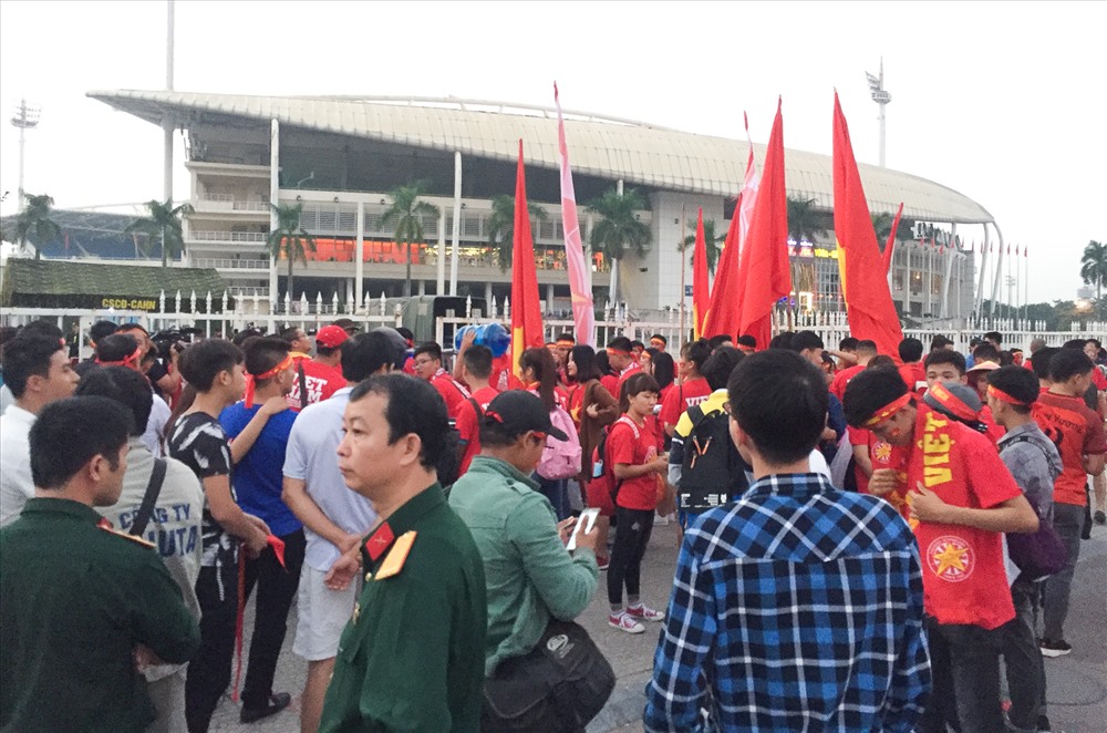Rất đông CĐV của Hội CĐV Việt Nam đã có  mặt từ sớm chờ vào sân.