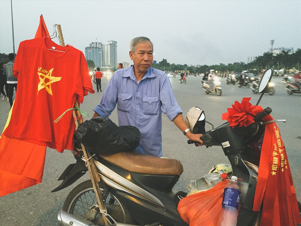 Áo, cờ, băng rôn... là những mặt hàng bán chạy nhất.