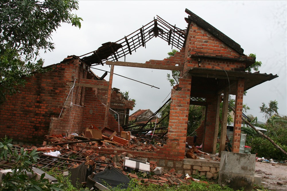 Những ngôi nhà đổ nát, tan hoang sau mưa bão. Ảnh LĐ
