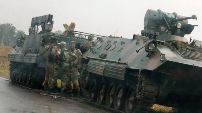 Xe bọc thép được nhìn thấy chiếm vị trí trên những con đường bên ngoài thủ đô Harare từ ngày 14.11. Ảnh: Reuters 