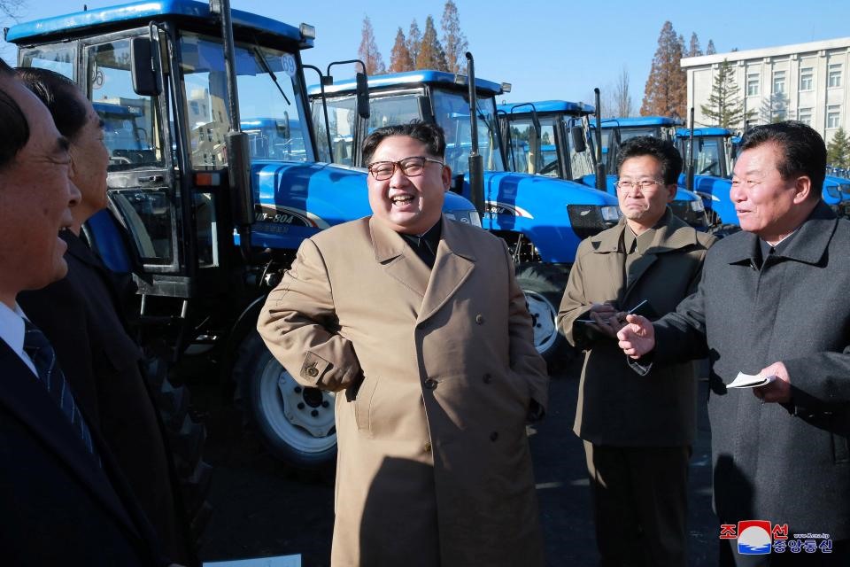 “Đây không chỉ là một người vận chuyển mà là con ngựa thép tự lực, mở ra một lối đi tắt đến với quyền lực kinh tế” - ông Kim Jong-un nói.