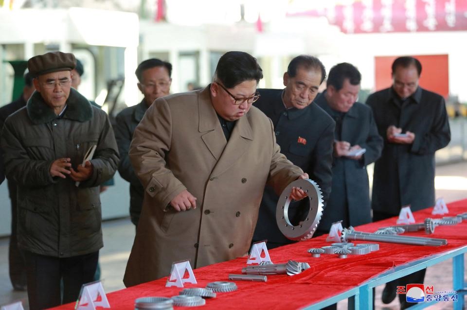 Các công nhân nhà máy đã giáng đòn chí mạng vào kẻ thù, những kẻ đang cố gắng vùi dập chúng ta” - KCNA dẫn lời ông Kim Jong-un phát biểu.