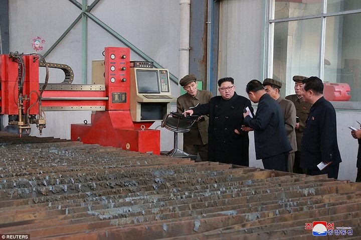Trước đó, hôm 4.11, truyền thông Triều Tiên cũng đăng tải hình ảnh ông Kim Jong-un thăm một nhà máy sản xuất xe tải.