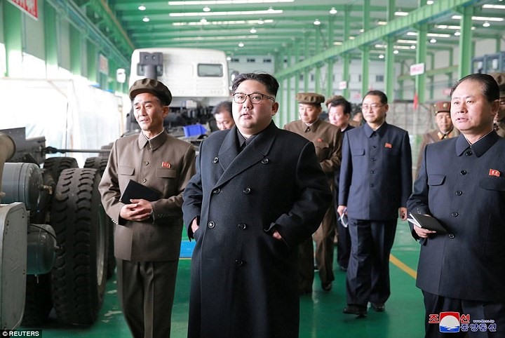 Ông Kim Jong-un thường xuyên đến thăm các đơn vị kinh tế trong những tuần gần đây, nhằm cho thấy nền kinh tế Triều Tiên không bị ảnh hưởng nặng nề bởi các lệnh trừng phạt quốc tế.