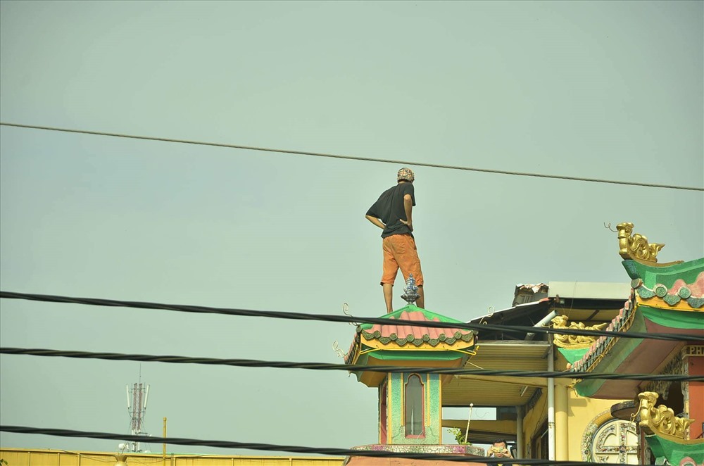 Thanh niên vẫn cố thủ trên nóc chùa An Phú