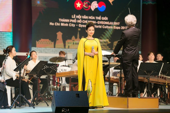 Dương Hoàng Yến cho biết, tất cả các tiết mục do cô trình diễn đều được thực hiện với sự hỗ trợ của dàn nhạc Traditional Korean Orchestra... do một nhạc trưởng nổi tiếng chỉ huy.