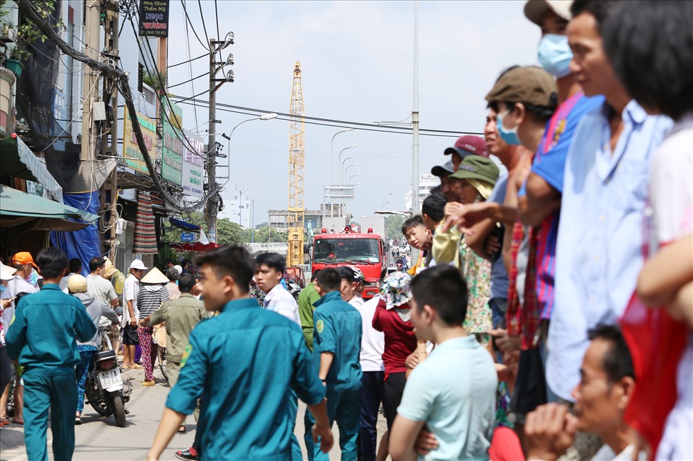 Bên dưới, hàng trăm người dân hiếu kỳ đến xem khiến đoạn đường qua cầu Chánh Hưng bị ùn ứ. Ảnh: Trường Sơn