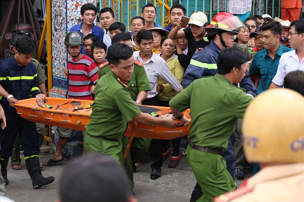 Cảnh sát đưa thanh niên bị nghi là “ngáo đá” này ra khỏi ngôi chùa, kết thúc hơn 9 tiếng đồng hồ anh ta cố thủ trên nóc. Ảnh: Trường Sơn