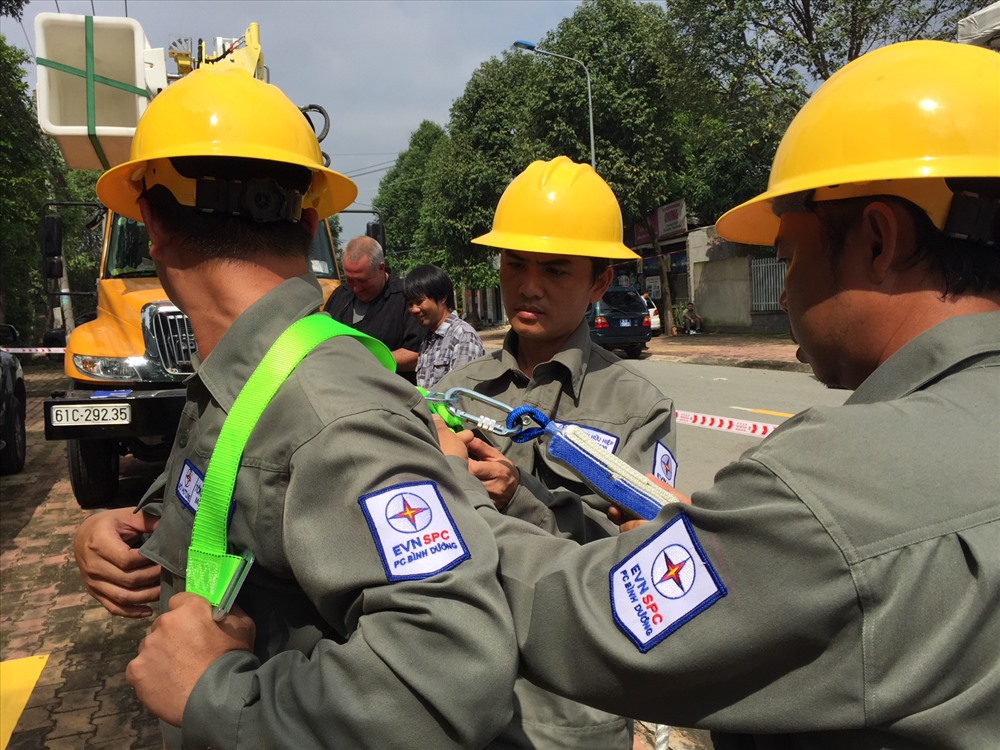 Đội sửa chữa điện nóng có 8 thành viên, các thành viên hỗ trợ nhau trước khi thao tác