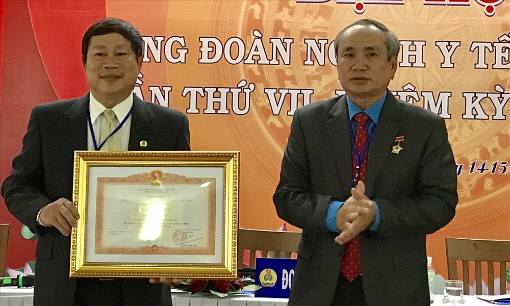 Chủ tịch CĐ ngành Y tế tỉnh Khánh Hòa (trái) nhận bằng khen của Thủ tướng Chính phủ. Ảnh: B.C