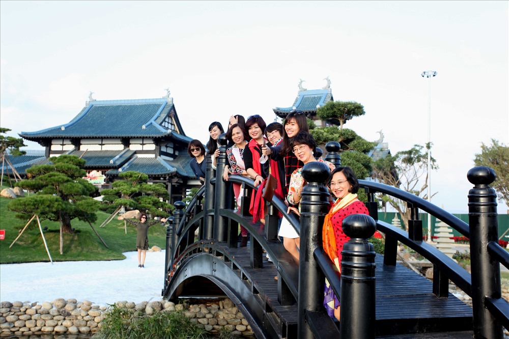 Rất nhiều du khách thả mình trong không gian xanh tươi tại khu vườn Nhật Bản 