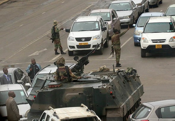 Xe tăng trên đường phố thủ đô Harare. Ảnh: Reuters