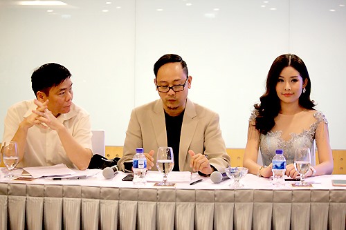 NTK Võ Việt Chung và Lê Âu Ngân Anh trong buổi họp báo 
