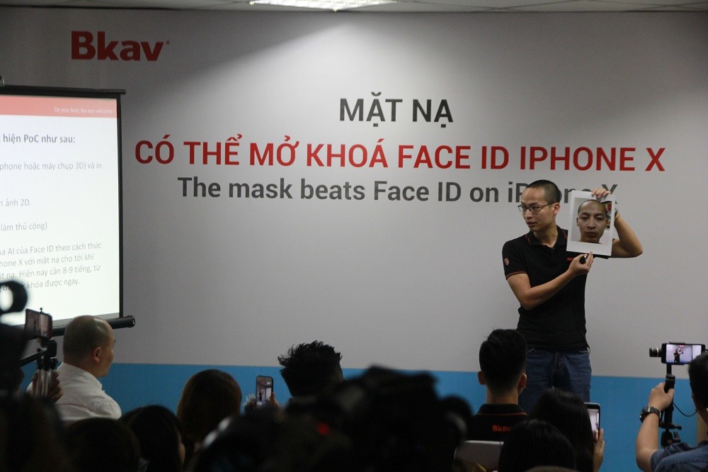 Đại diện Bkav trình bày về cách xuyên phá bảo mật FaceID của Apple tại Hà Nội (ảnh: Bkav).