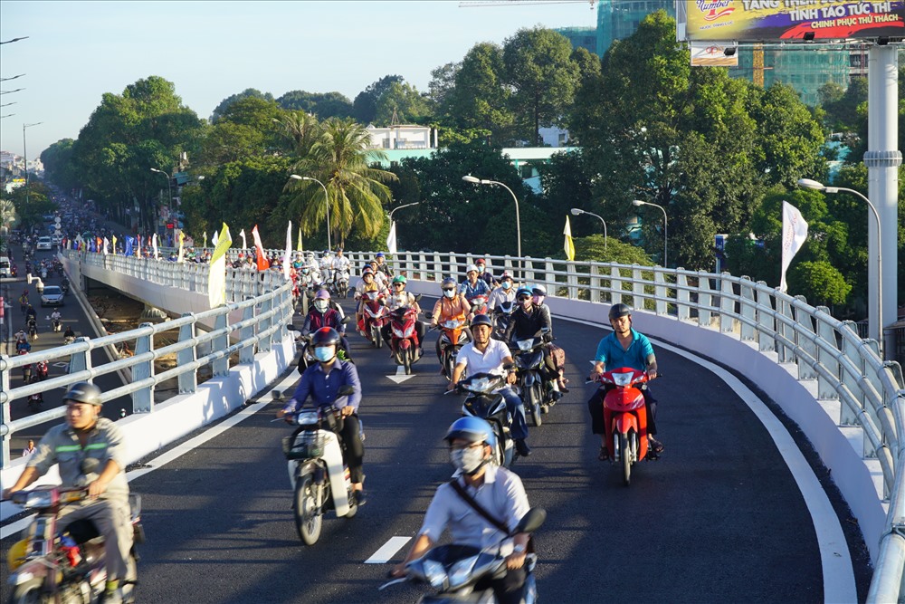 Ngày đầu thông xe, các phương tiện di chuyển thuận lợi và thông thoáng trên cầu.