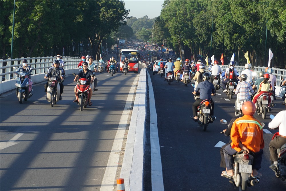 Trước đó, nhánh cầu vượt Hoàng Minh Giám - Nguyễn Thái Sơn (bên trái) đã thông xe ngày 3.7, góp phần giảm ùn tắc giao thông khu vực này.