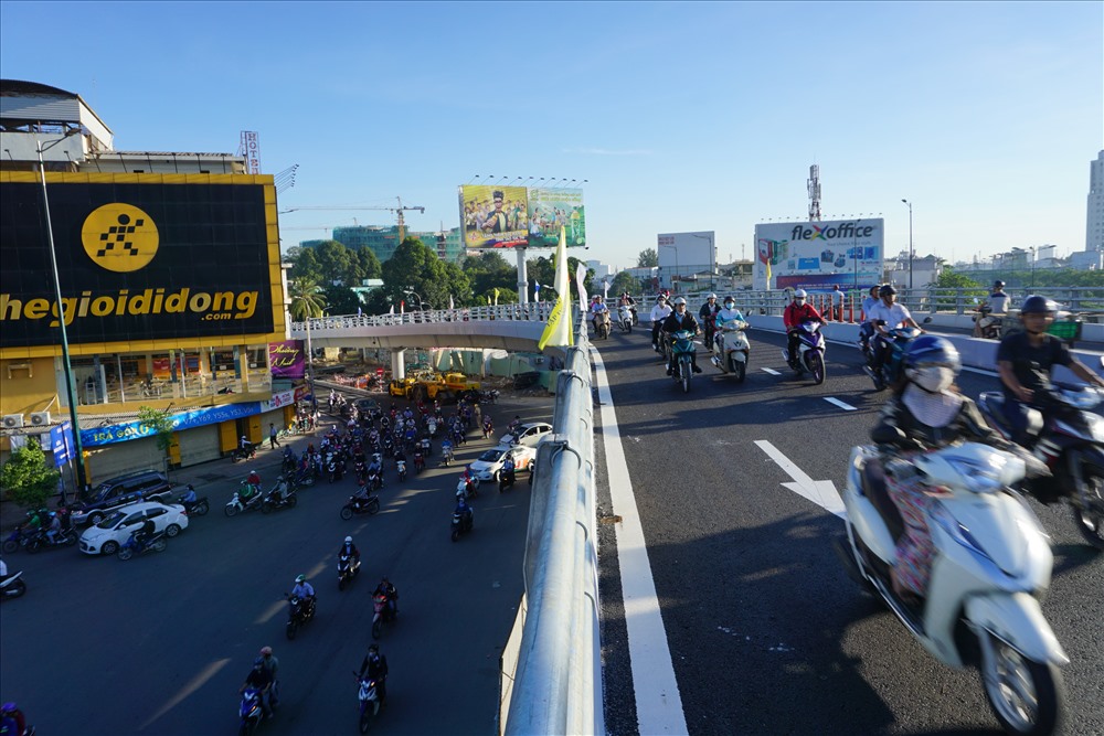 Do hơn 50% phương tiện trên đường Nguyễn Kiệm chạy lên nhánh cầu vượt Nguyễn Kiệm - Hoàng Minh Giám để vào trung tâm TP nên dưới chân cầu các phương tiện thông thoáng hơn, không còn cảnh ùn tắc như trước.