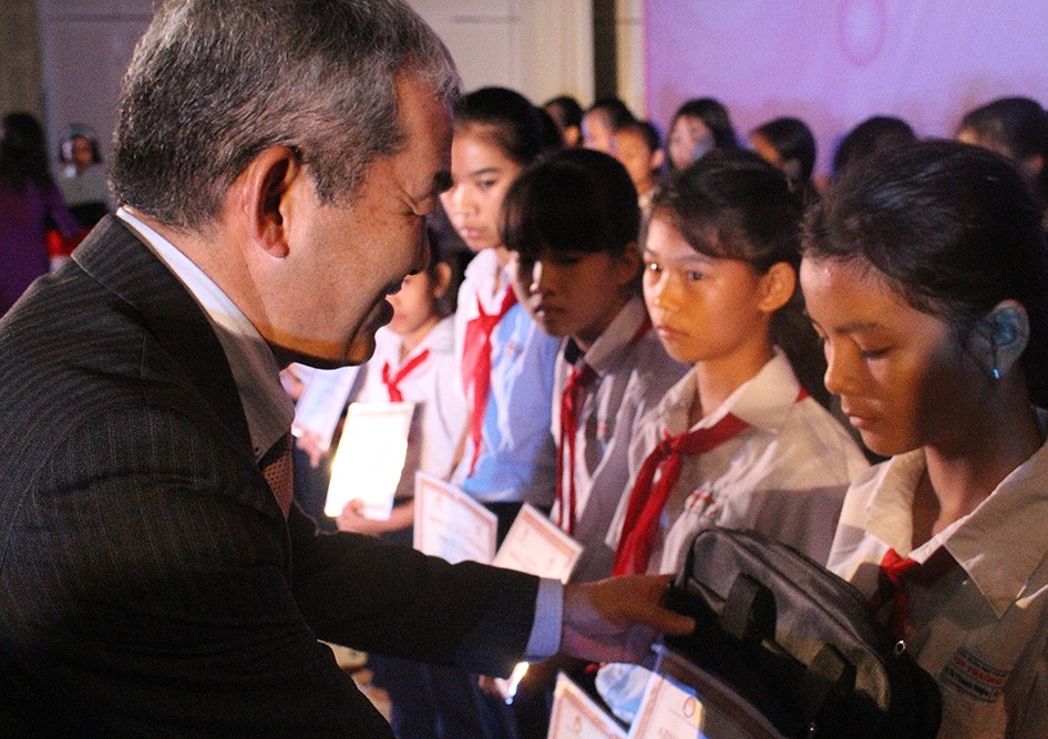 Ông Yamamoto Toshiro - Tổng Giám đốc công ty Quadrille Việt Nam - trao quà tặng cho các em học sinh (ảnh: Ajinomoto Việt Nam).