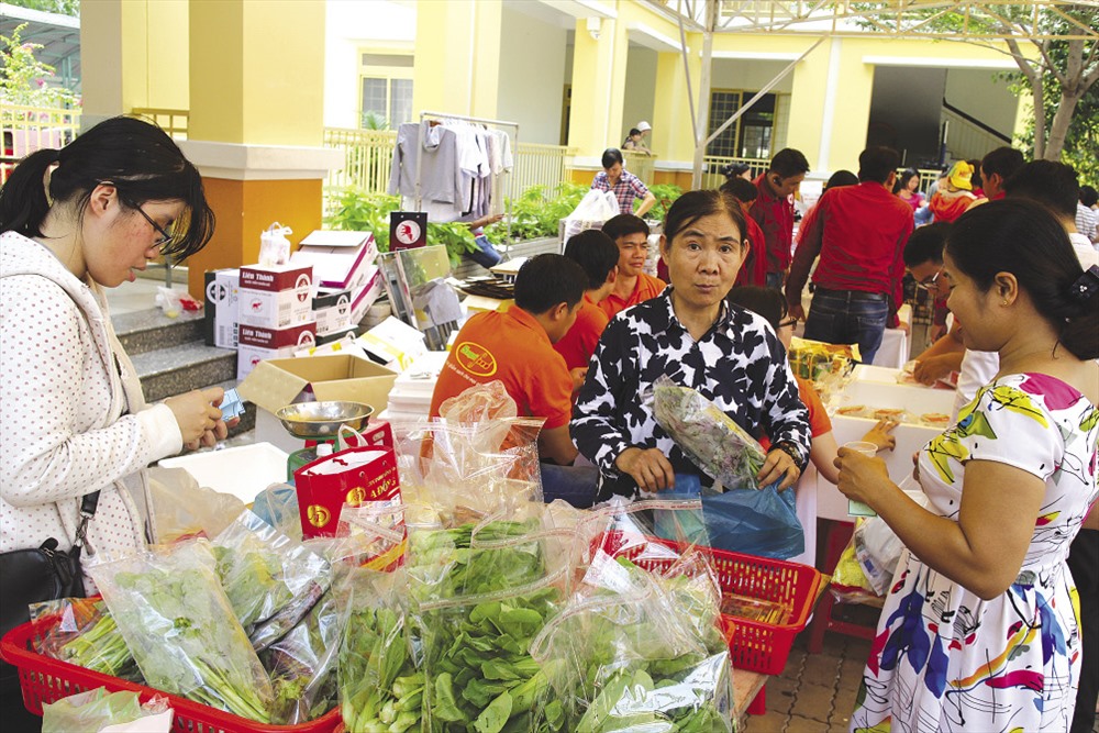 Đoàn viên mua sắm tại Ngày hội CNVC-LĐ do LĐLĐ quận 3, TP HCM tổ chức.