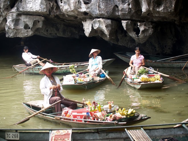 Thuyền bán hàng trên sông Ngô Đồng. 