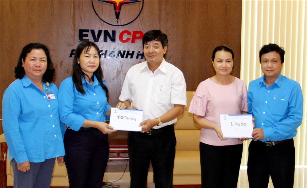 Chia sẻ với những tổn thất của NLĐ và doanh nghiệp đại diện LĐLĐ tỉnh Khánh Hòa cũng đã đến thăm hỏi và trợ trợ 20 công nhân bị thiệt hại nặng trong bão 12. Ảnh: H.T