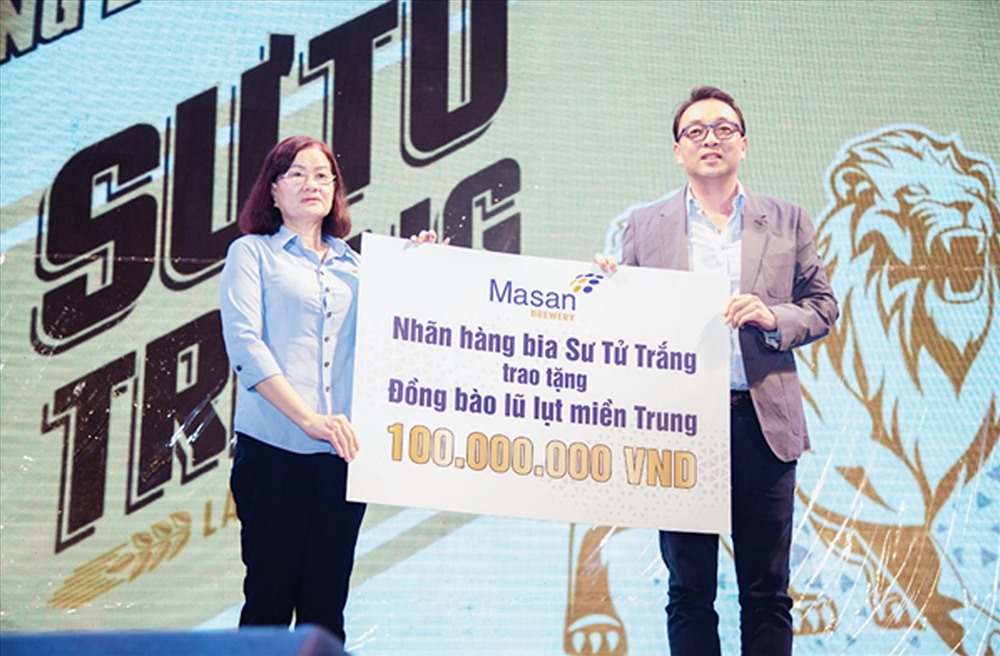 Ông Seokhee Won – Tổng Giám Đốc Công ty TNHH MasanConsumerHoldings (“MCH”) gửi tặng 100 triệu đồng ủng hộ đồng bào Miền Trung