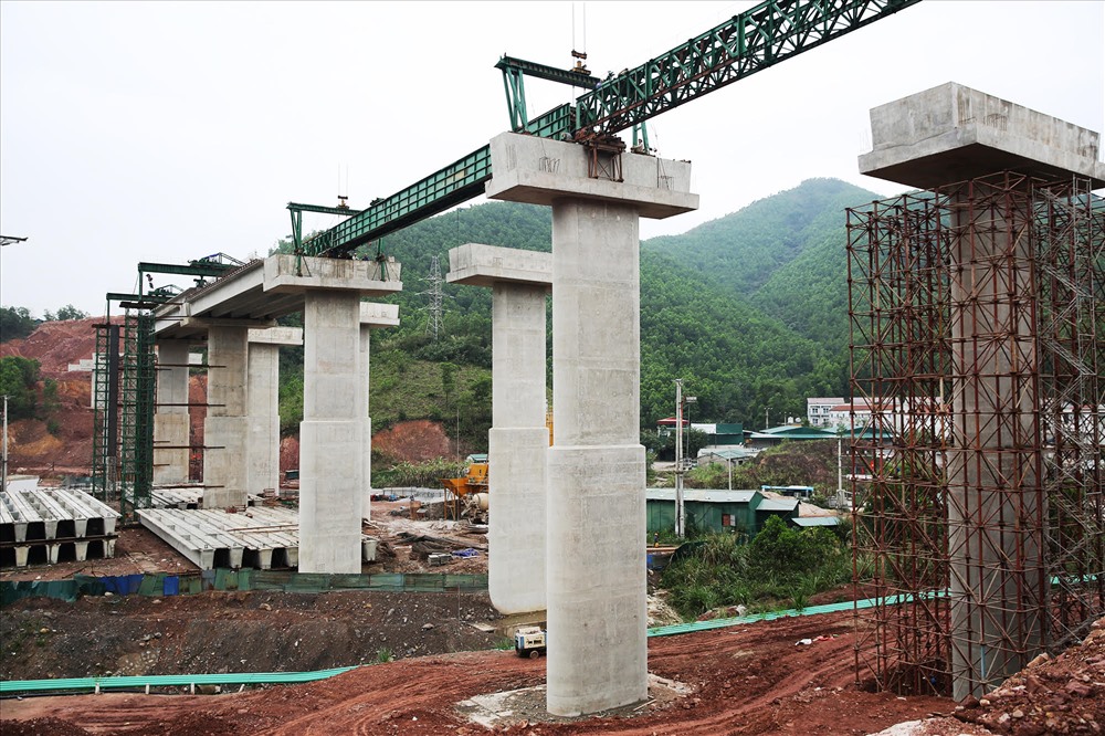 Một cây cầu trên tuyến cao tốc Hạ Long- Vân Đồn đang được thi công lao dầm