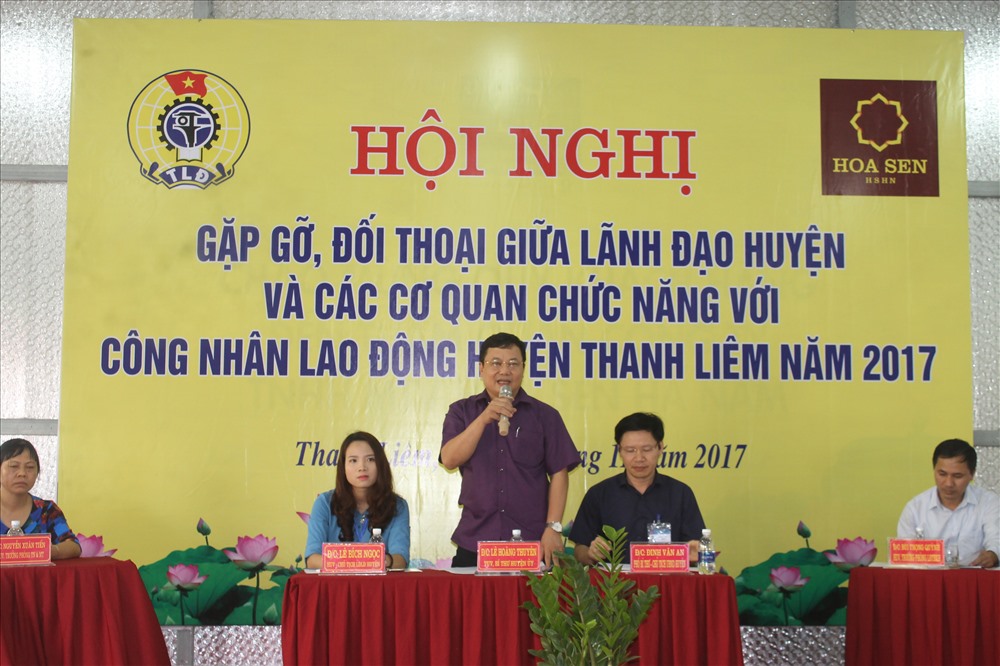 Đồng chí Lê Hoàng Thuyên, TUV, Bí thư Huyện uỷ Thanh Liêm trả lời câu hỏi của công nhân lao động