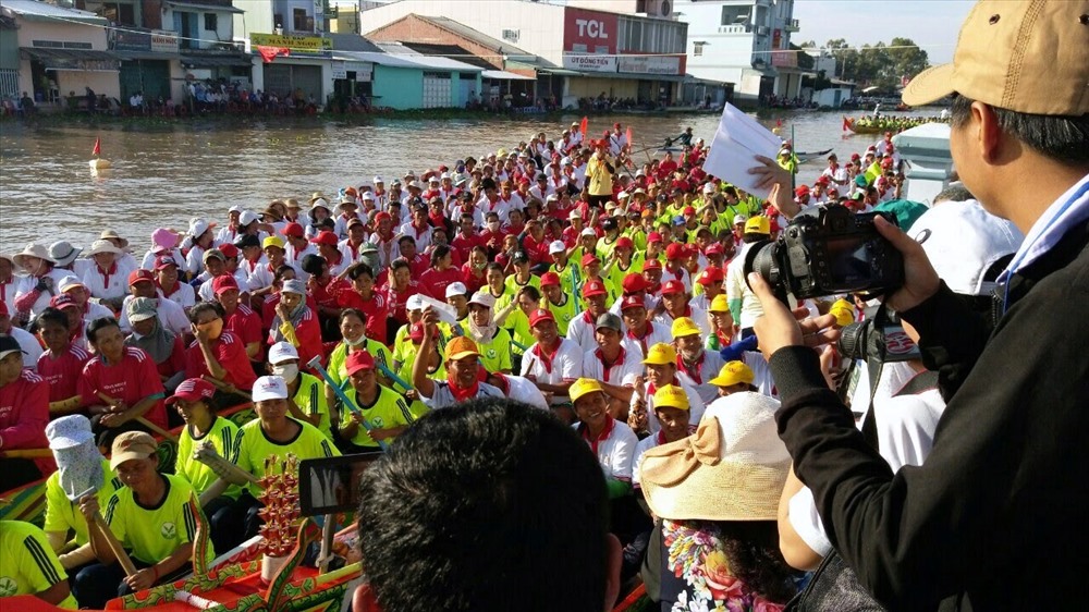 Đua ghe lúc nào cũng thu hút đông người tham gia, cổ vũ, lần này có trên 1.700 VĐV gấp đôi so với Ngày hội Văn hòa Khmer Nam bộ lần thứ 6 (ảnh Nhật Hồ)