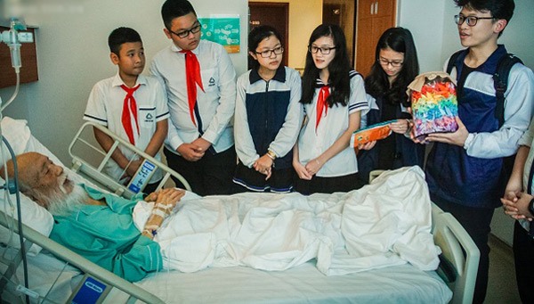Đại diện học sinh mang theo hàng ngàn con hạc giấy vào thăm thần Văn Như Cương khi còn đang điều trị tại bệnh viện.