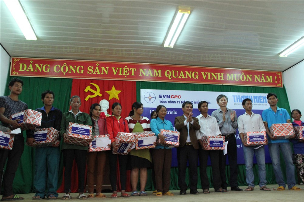 EVNCPC  đã trao 60 phần quà cho 60 hộ gia đình với tổng trị giá 250 triệu đồng tại huyện Krông Bông.