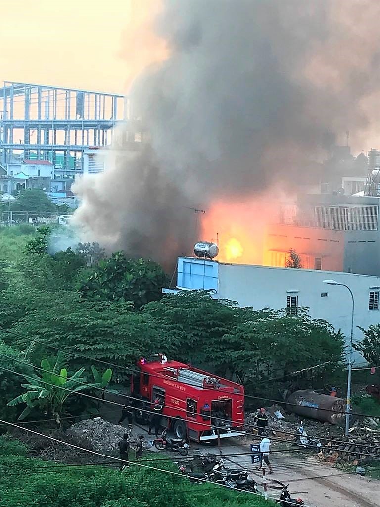 Khói lửa bốc lên từ căn nhà nghi là điểm sang chiết gas ở KDC Tân Hưng Thuận, quận 12. Ảnh: T.S