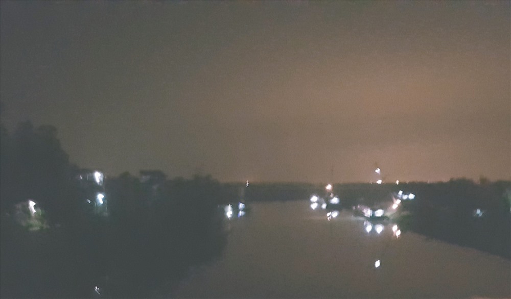 Một góc sông Thương sáng rực về đêm.