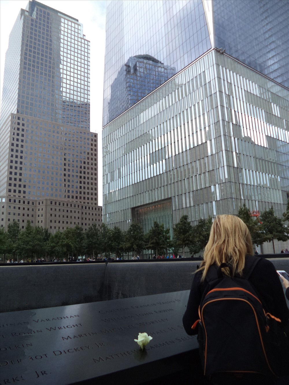 Quanh khu vực  Đài Tưởng niệm Quốc gia sự kiện 11.9 tọa lạc tại khu Lower Manhattan (Hạ Manhattan). 2.977 nạn nhân đã thiệt mạng được khắc tên trên bờ của từng hồ nước.
