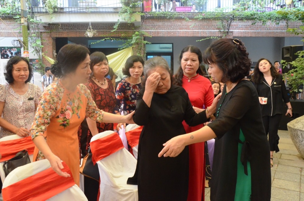 Bà Đào Kim Oanh - vợ thầy Văn Như Cương xúc động tại buổi lễ.