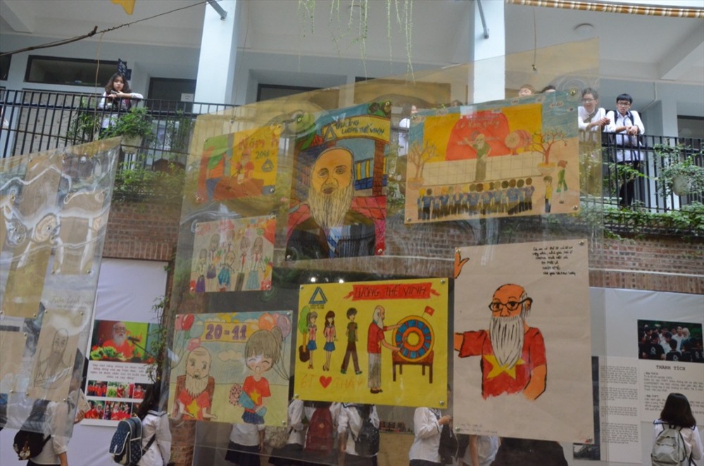 Những bức tranh chân dung do học sinh vẽ về thầy giáo Văn Như Cương.