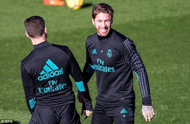 Nụ cười sảng khoái của Sergio Ramos (phải) trong buổi tập cuối trước trận derby Madrid. Ảnh: EPA.