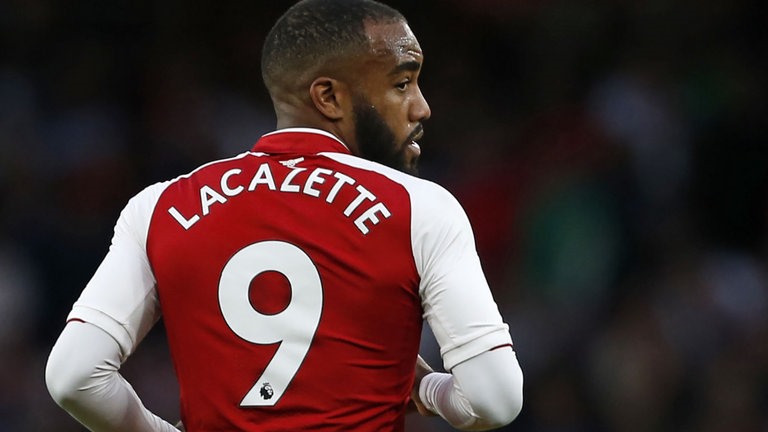 Lacazette vẫn chưa đáp ứng được kì vọng. Ảnh: Sky Sports.