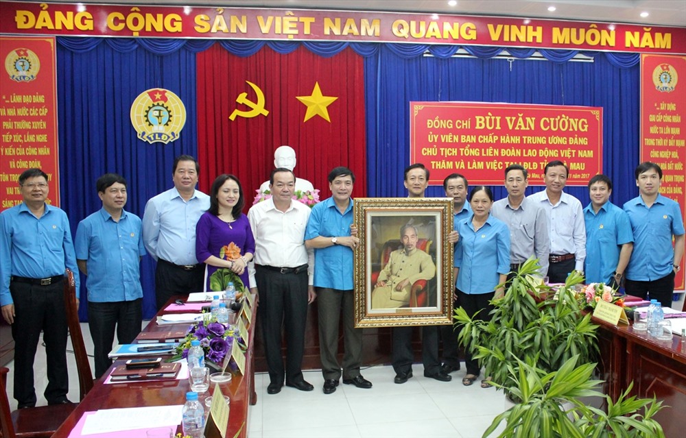 Tổng LĐLĐ Việt Nam tặng ảnh lưu niệm cho LĐLĐ Cà Mau (ảnh: P.V)
