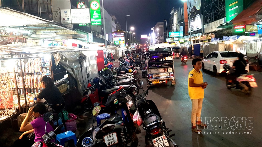 Đường phố chật kín người và phương tiện tại khu chợ đêm. Ảnh: Lê Phi Long