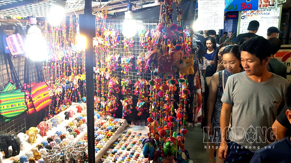 Rất đông du khách quốc tế đến khu chợ đêm Bazzar vào dịp cuối tuần.Ảnh: Lê Phi Long 