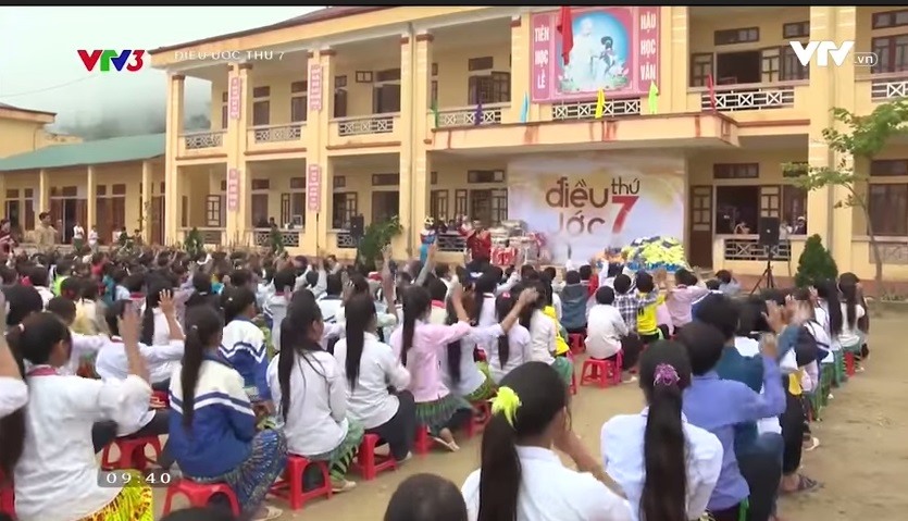 Học sinh trường THCS xã Làng Nhì (Yên Bái) được nhận quà từ quỹ ủng hộ nhà báo Đinh Hữu Dư. Ảnh cắt từ clip.