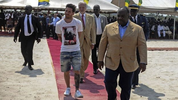 Nhà lãnh đạo Gabon, Ali Bongo Ondimba (phải) đón ngôi sao bóng đá Lionel Messi năm 2015. Ảnh: AFP