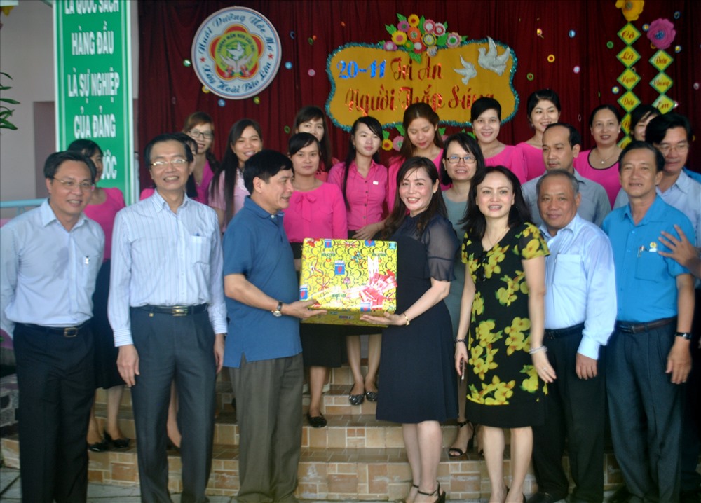 Chủ tịch Tổng LĐLĐ Việt Nam tặng quà cho các thầy cô tại trường Mận nọn nhân ngày 20.11 (ảnh Nhật Hồ)